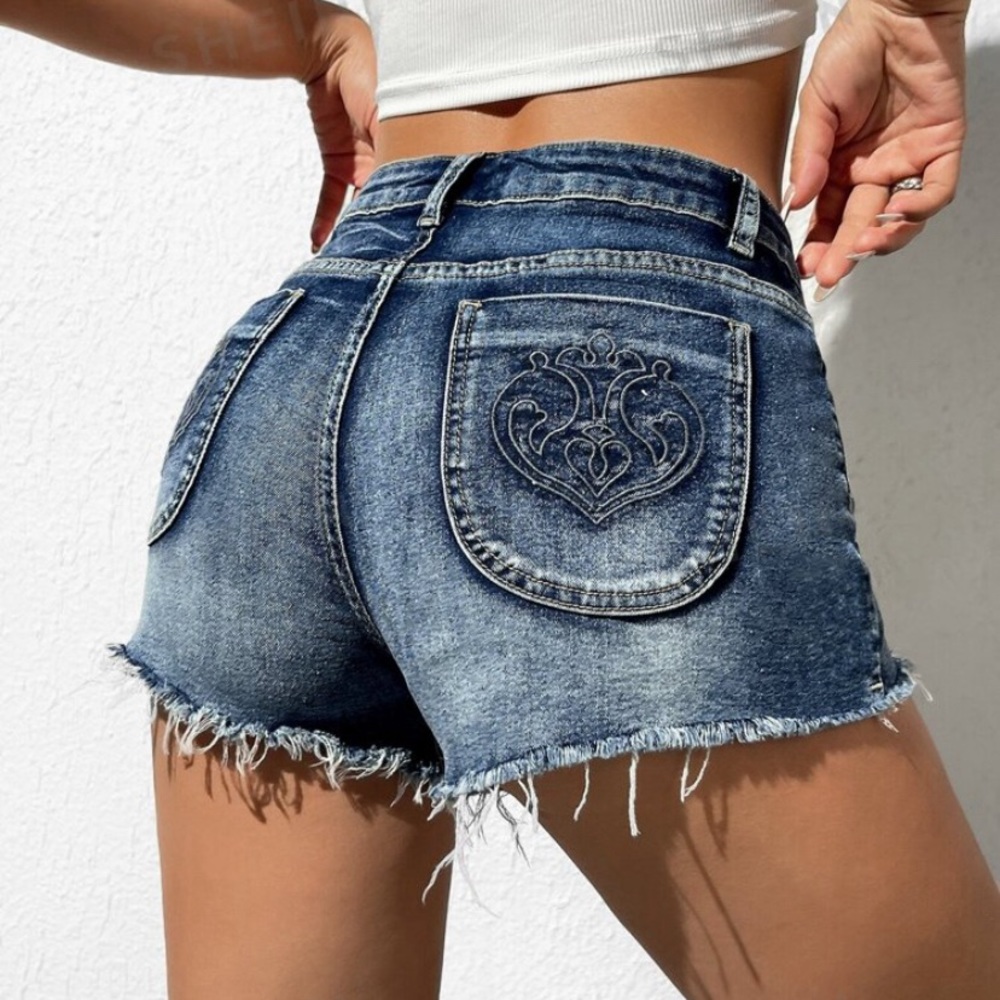 HEART EMBROIDERY RAW HEM DENIM SHORTS